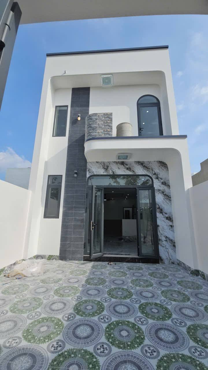 Nhà đẹp 1 trệt 1 lầu tại Khu DC Tân Xuyên, Cà Mau 100m² giá 2.1 tỷ - Sẵn sàng đón Tết!