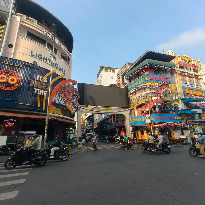 Bán gấp FrontHouse Bùi Viện, Quận 1, 60m² chỉ 23 tỷ - Cơ hội hiếm có!