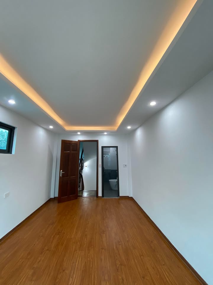 Nhà phố Quận Bắc Từ Liêm 35m² giá 5 tỷ - Ô tô đỗ cổng, hàng hiếm!