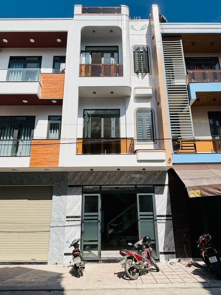 Nhà Dĩ An 3 Tầng 67.5m² giá 5.95 tỷ - Vị trí đẹp gần Vincom Dĩ An