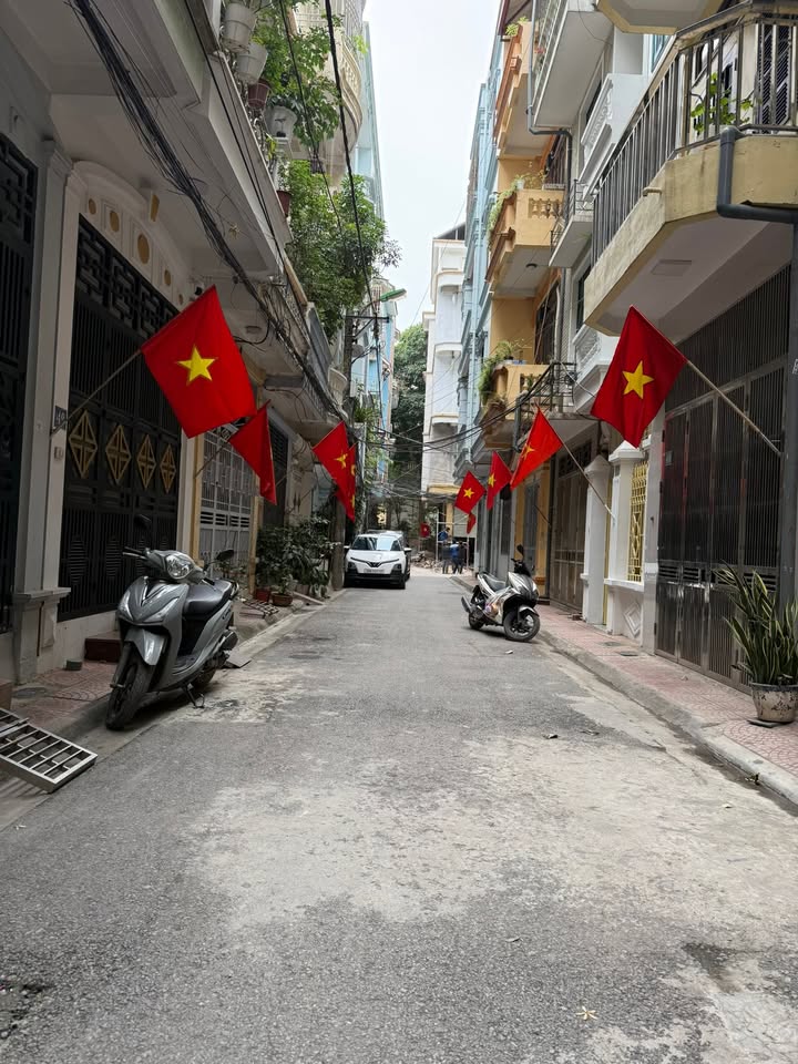 Nhà mặt tiền Trần Quốc Hoàn 60m² giá 23.6 tỷ - Ô tô tránh, an ninh tốt!