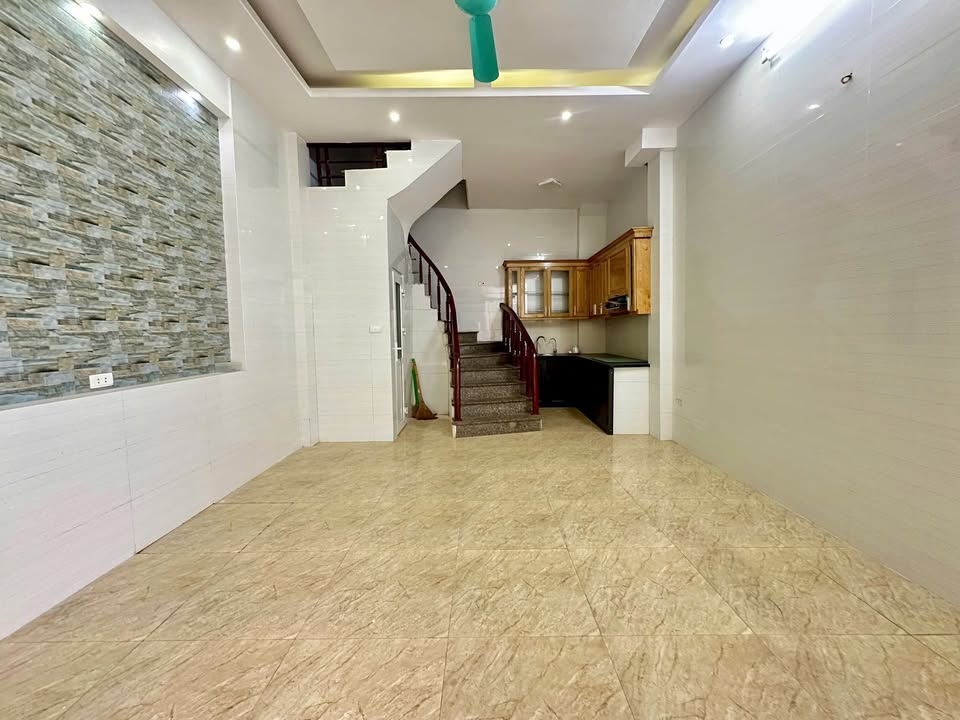Nhà phố Tam Trinh 35m² giá 7 tỷ - Ô tô tránh 10m, khu vực phát triển mạnh!