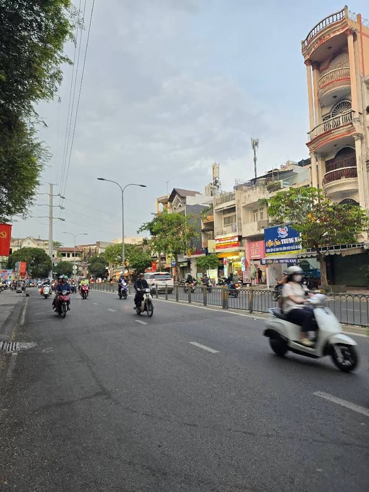 Nhà mặt tiền đường Minh Phụng, Quận 11, 54m² chỉ 16 tỷ - Kinh doanh đỉnh cao!