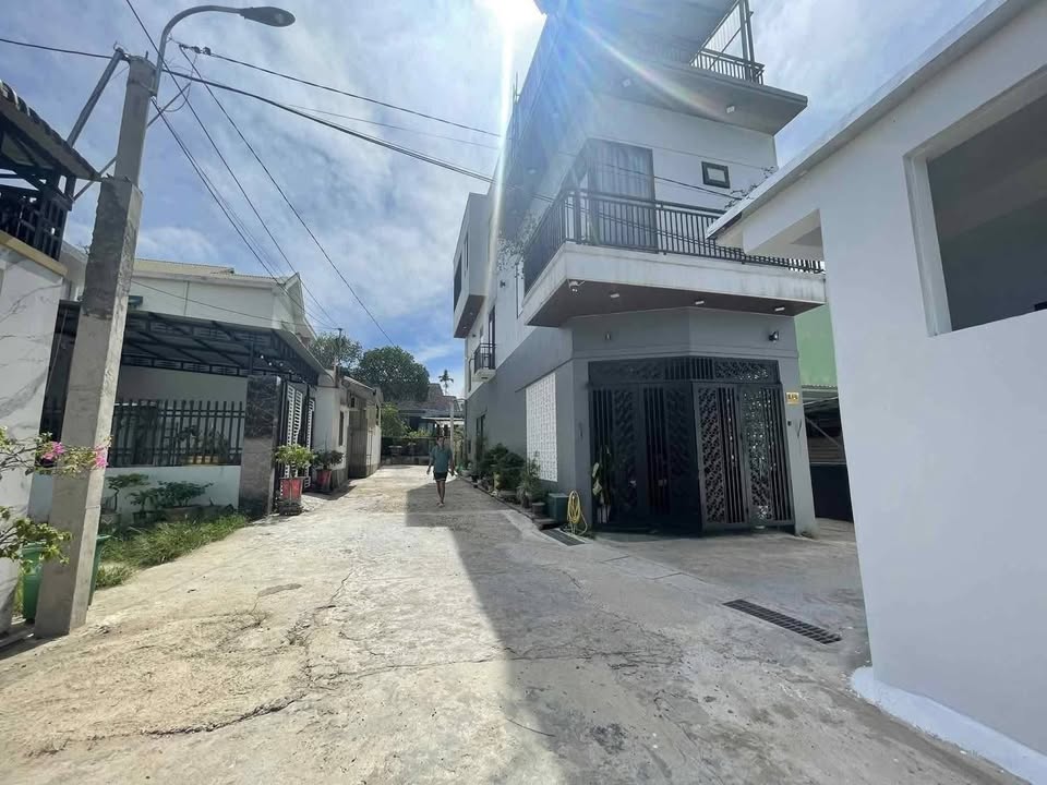 Nhà bán Kiệt Đặng Thái Thân, Đông Hà 120m² - Giá chỉ 1 tỷ, gần chợ và trường học!