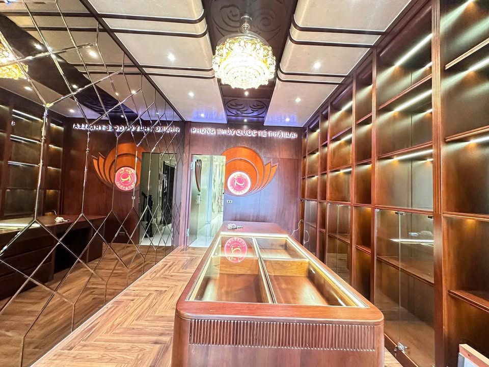 Nhà phố Hàng Mành, Hoàn Kiếm 35m² giá 21.5 tỷ - Kinh doanh đỉnh cao!