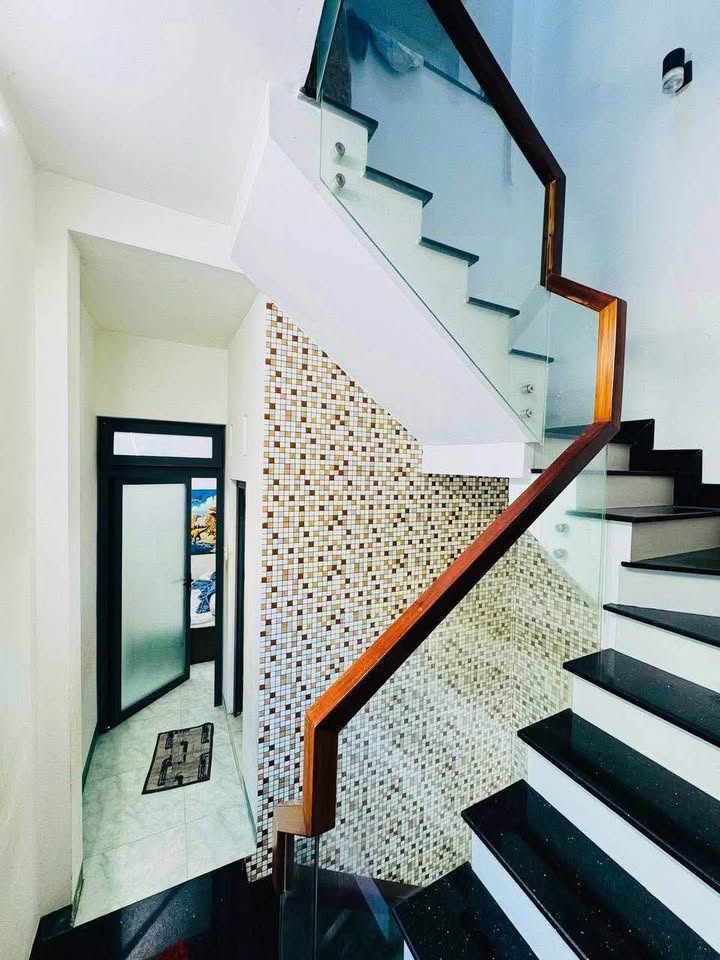 Nhà mặt tiền kinh doanh Hoàng Văn Thụ, 42m² giá 3 tỷ - Cơ hội đầu tư hấp dẫn!