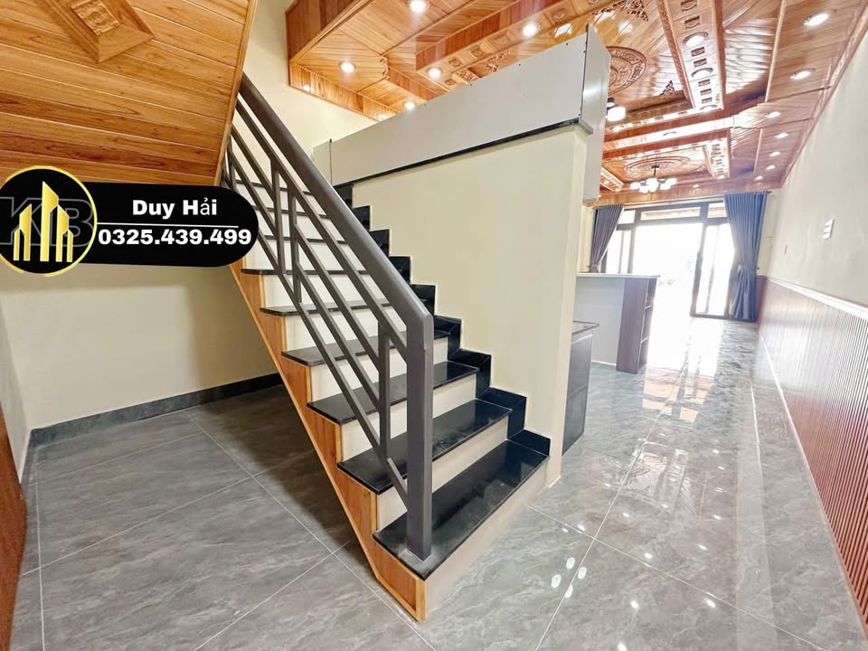 Nhà đẹp kiên cố tại Đà Lạt 96m² giá 2.35 tỷ - Sân đậu ô tô 7 chỗ