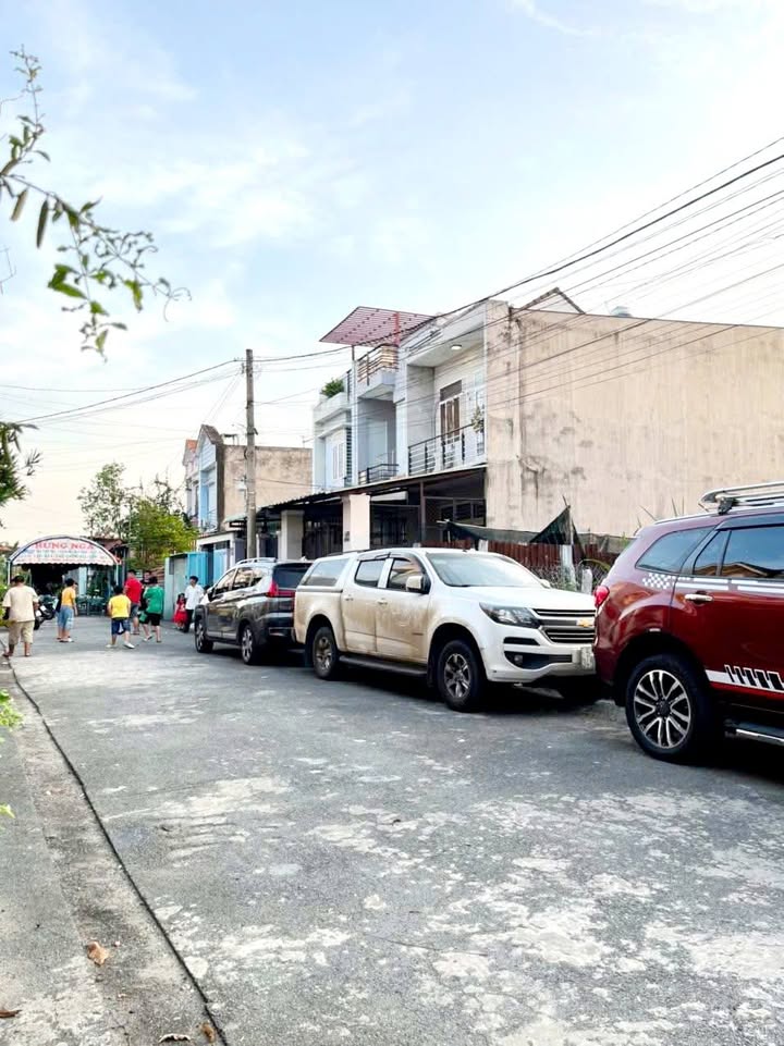 Nhà Hóc Môn 140m² giá 5.1 tỷ - Khu dân cư an ninh, sổ hồng riêng!