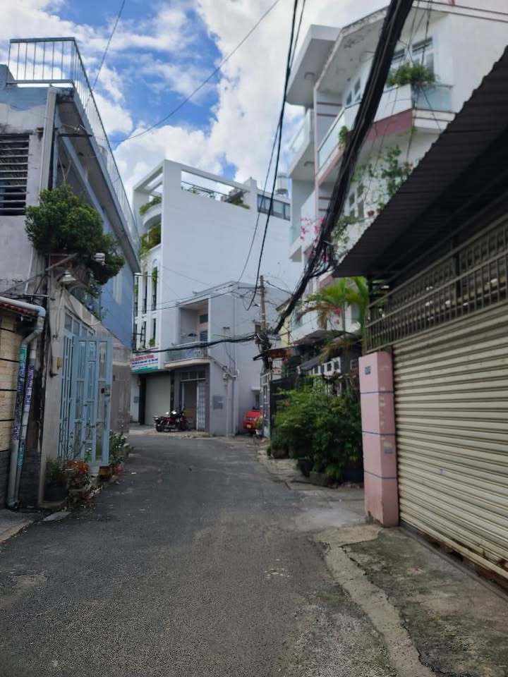 Nhà phố Quận 11, 28m², chỉ 4 tỷ - Gần nhà thi đấu Phú Thọ, tiện ích đầy đủ!