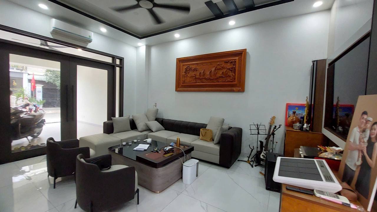 Nhà 3 Lầu Góc 2 Mặt Tiền Tại Dĩ An 191m² Giá 8.7 Tỷ - Đầu Tư Kinh Doanh Hiệu Quả!