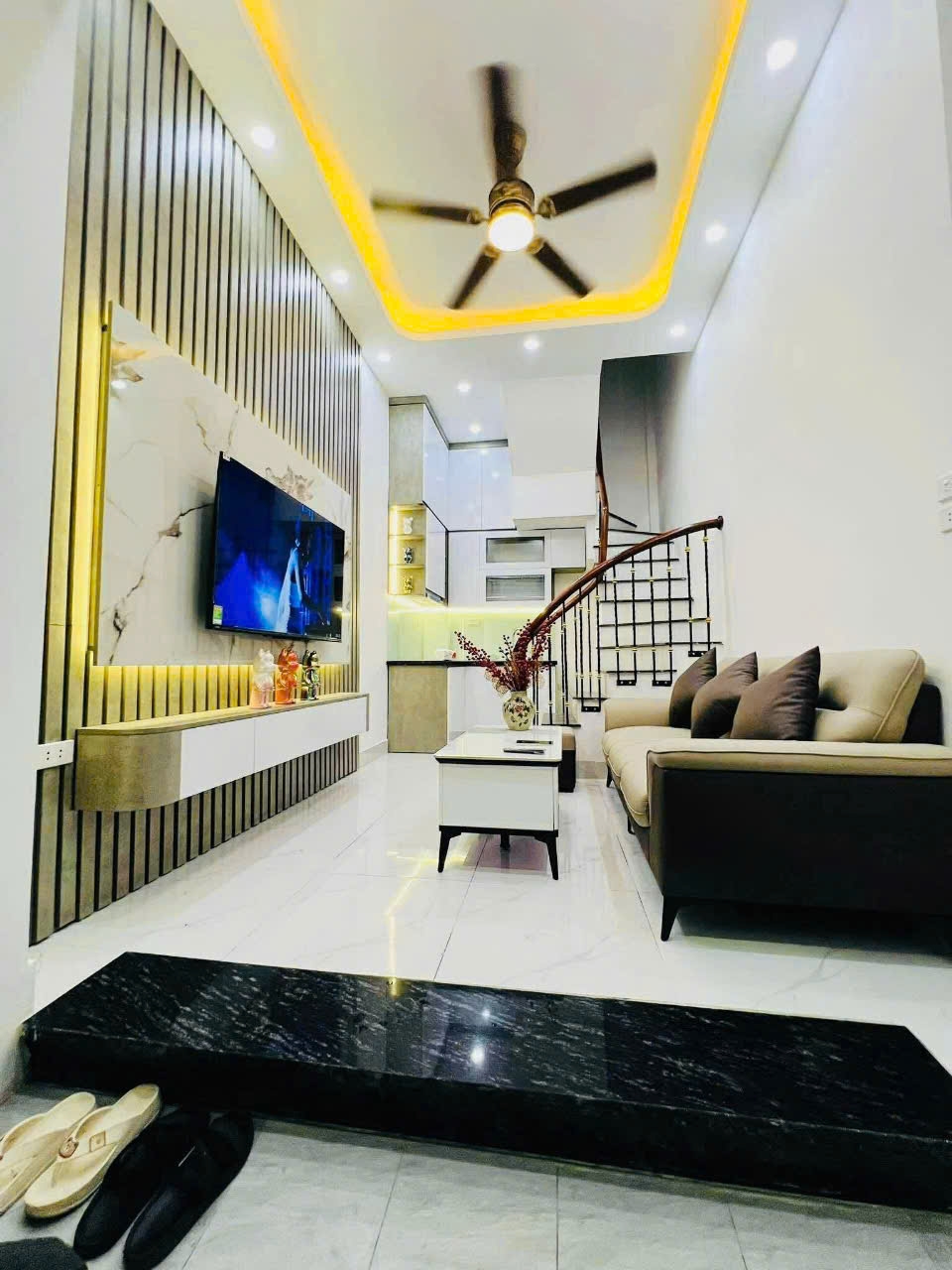 Nhà phố Xuân Đỉnh 35m² giá 10.5 tỷ - Thiết kế đẹp, thang máy tiện lợi!