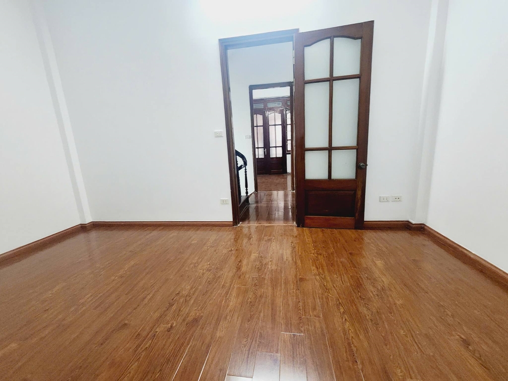 Nhà Lạc Long Quân 64m² 5 tầng mặt tiền 5m - Sẵn sàng vào ở ngay!