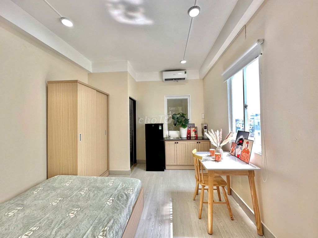 Phòng cho thuê gần KCX Tân Thuận 27m² giá 4.3 triệu - Full nội thất, an ninh 24/7!