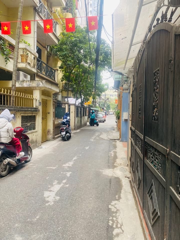 Nhà phố Trần Quốc Hoàn, Cầu Giấy 61m² giá 23.5 tỷ - Kinh doanh đỉnh cao!