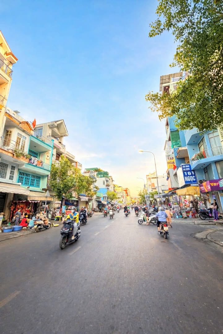 Bán gấp FrontHouse 5 tầng đường Hoàng Hoa Thám, 131m² giá 29 tỷ - Đầu tư sinh lời!