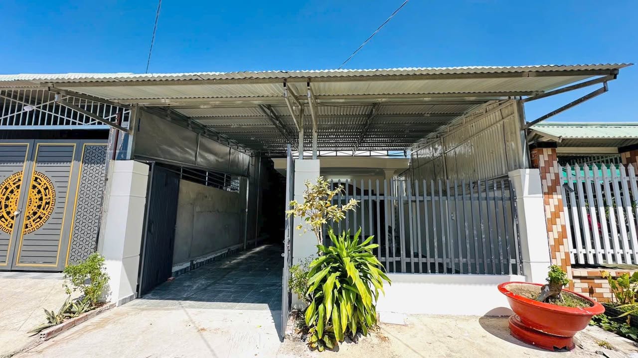 Nhà bán 30 Trịnh Phong Đáng, Long Hoa, Tây Ninh, 203m², giá 1.29 tỷ - Sổ hồng chính chủ, ô tô vào tận sân!