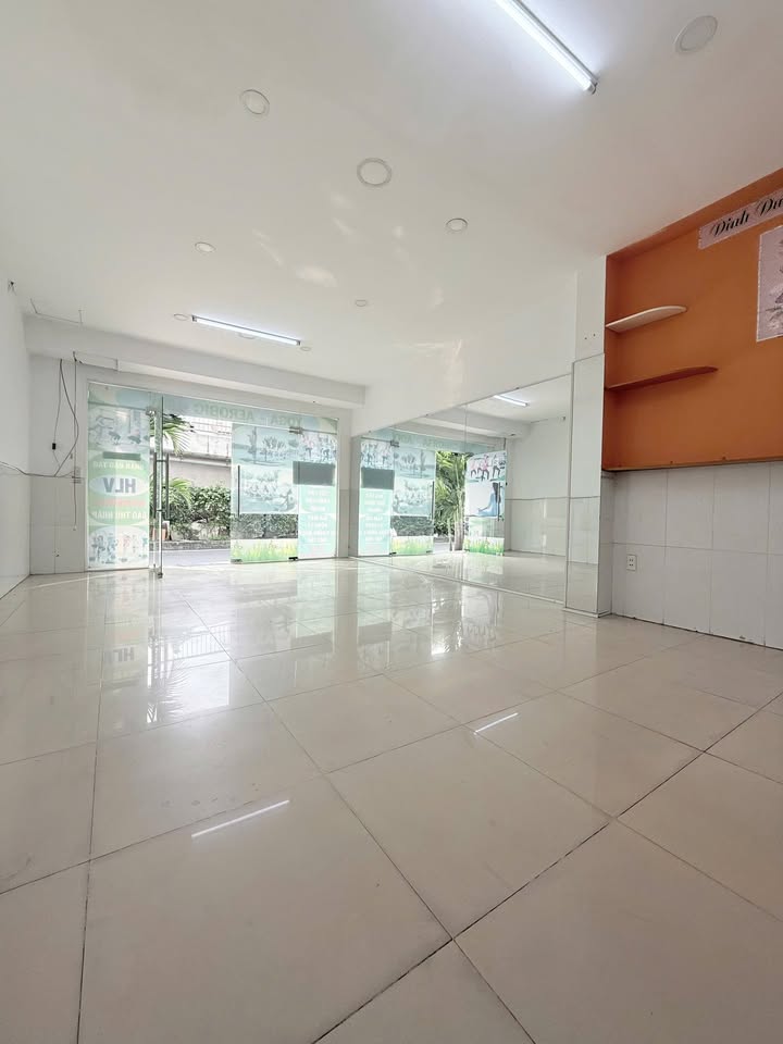 Cho thuê FrontHouse Nguyễn Biểu Q5 100m² - Vị trí đắc địa, thích hợp kinh doanh!