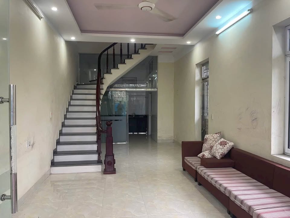 Nhà 2 tầng Phường Hà Tu 75m² giá 2.7 tỷ - Xây dựng chắc chắn, sẵn sàng ở ngay!