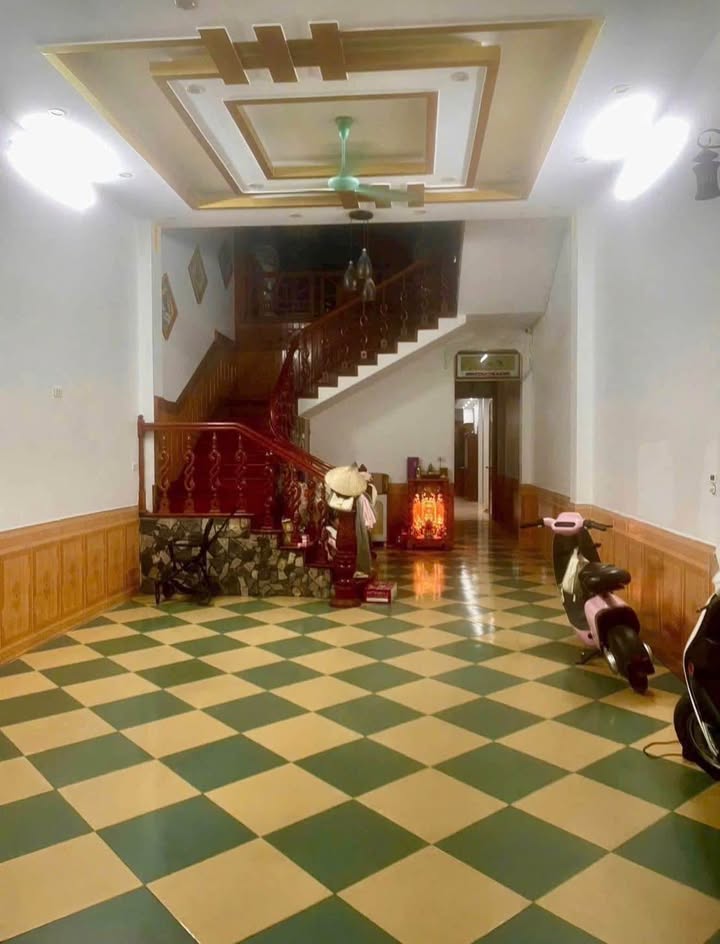 Nhà 3 tầng mặt phố Nguyễn Huệ, Lào Cai 120m² giá 5 tỷ - Kinh doanh sầm uất!