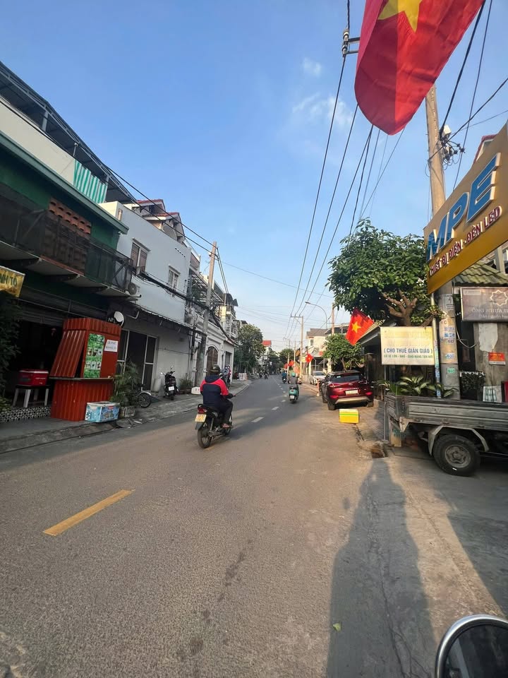 Dãy trọ 80m² mặt tiền đường 6, Thủ Đức giá 5.6 tỷ - Kinh doanh tuyệt vời!