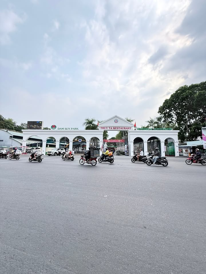 Nhà 4 tầng Nh Thuỷ Tạ Đầm Sen 80m² giá 9 tỷ - Cơ hội đầu tư tuyệt vời!