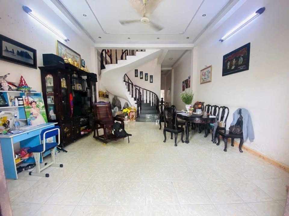 Nhà mặt tiền đường 179 Tân Phú 135m² giá 8.2 tỷ - Thiết kế hiện đại, thoáng mát