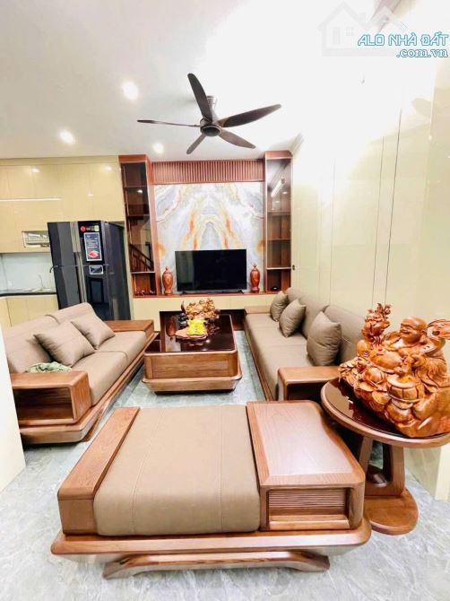 Nhà lô góc 50m² tại ngõ 553 Giải Phóng giá 11.8 tỷ - Full nội thất, sẵn sàng ở ngay!