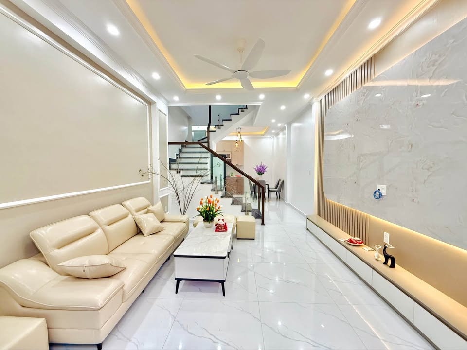 Nhà xây mới Đường Miếu Hai Xã 43m² giá 3.8 tỷ - Thiết kế hiện đại, tiện nghi!