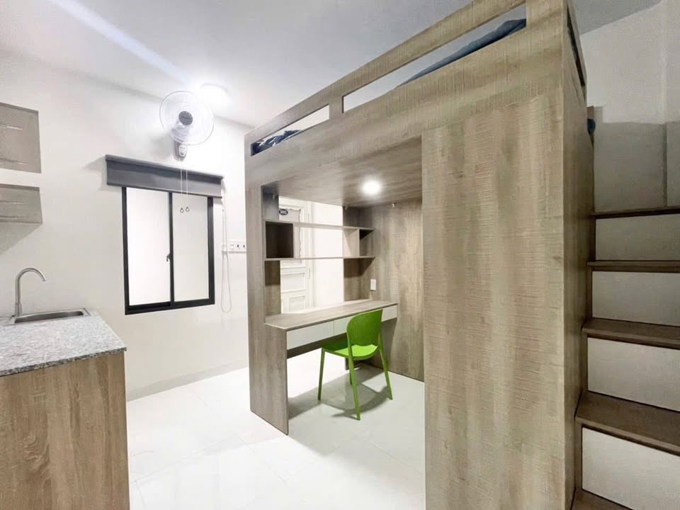 Phòng trọ Duplex Cách Mạng Tháng Tám, Quận 3, 4.8 triệu - Trống ngay, cửa sổ trời thoáng mát!