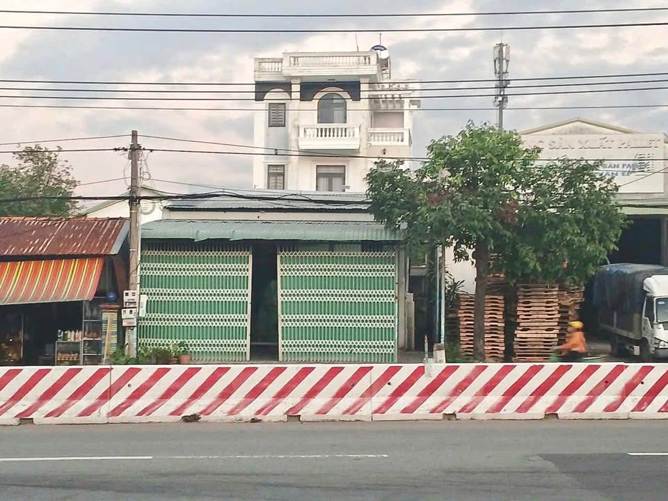 Nhà mặt tiền kinh doanh Quốc lộ 13, Bến Cát, 450m² giá 9 tỷ - Cơ hội đầu tư tuyệt vời!