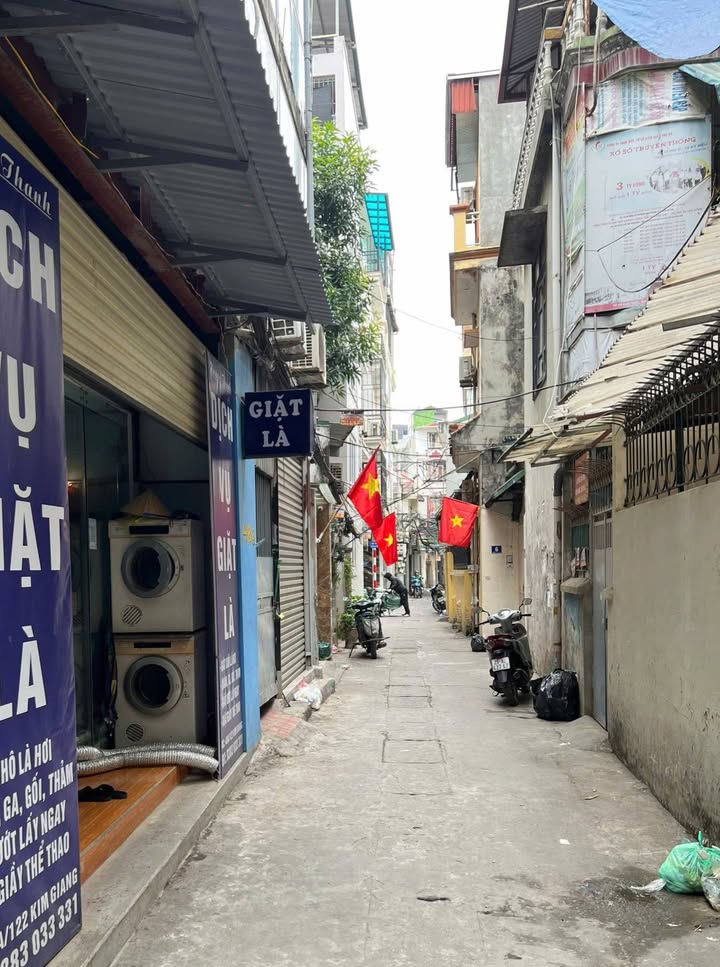 Nhà phố Hoàng Mai 40m² giá 9.6 tỷ - Ngõ thông ô tô nhỏ qua nhà!