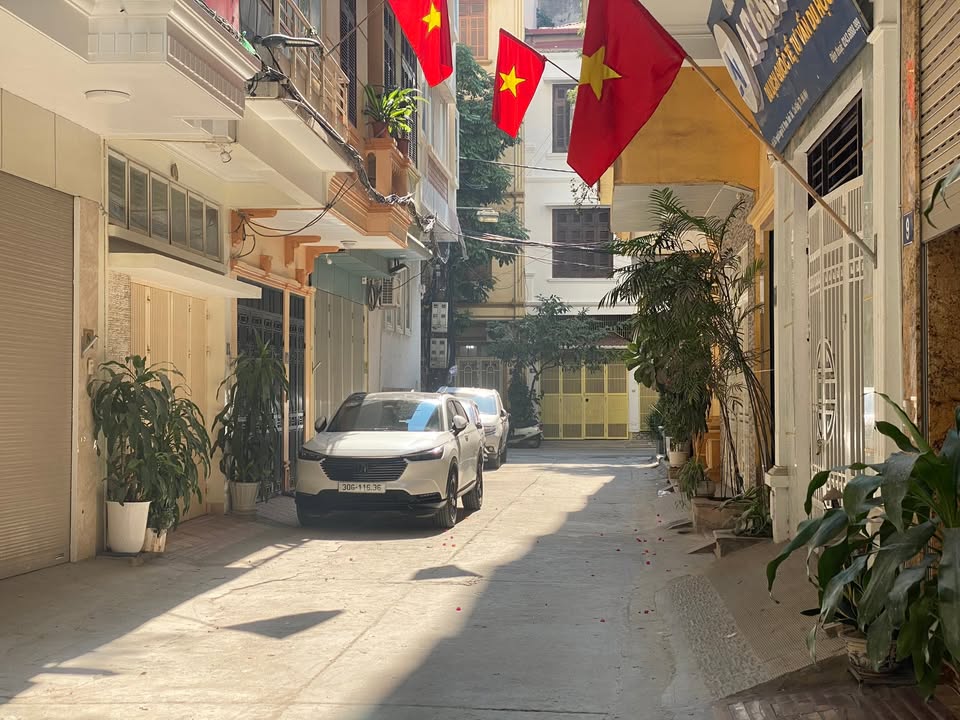 Nhà mặt phố Hoàng Quốc Việt, Cầu Giấy, 55m² giá 15 tỷ - Kinh doanh sầm uất!