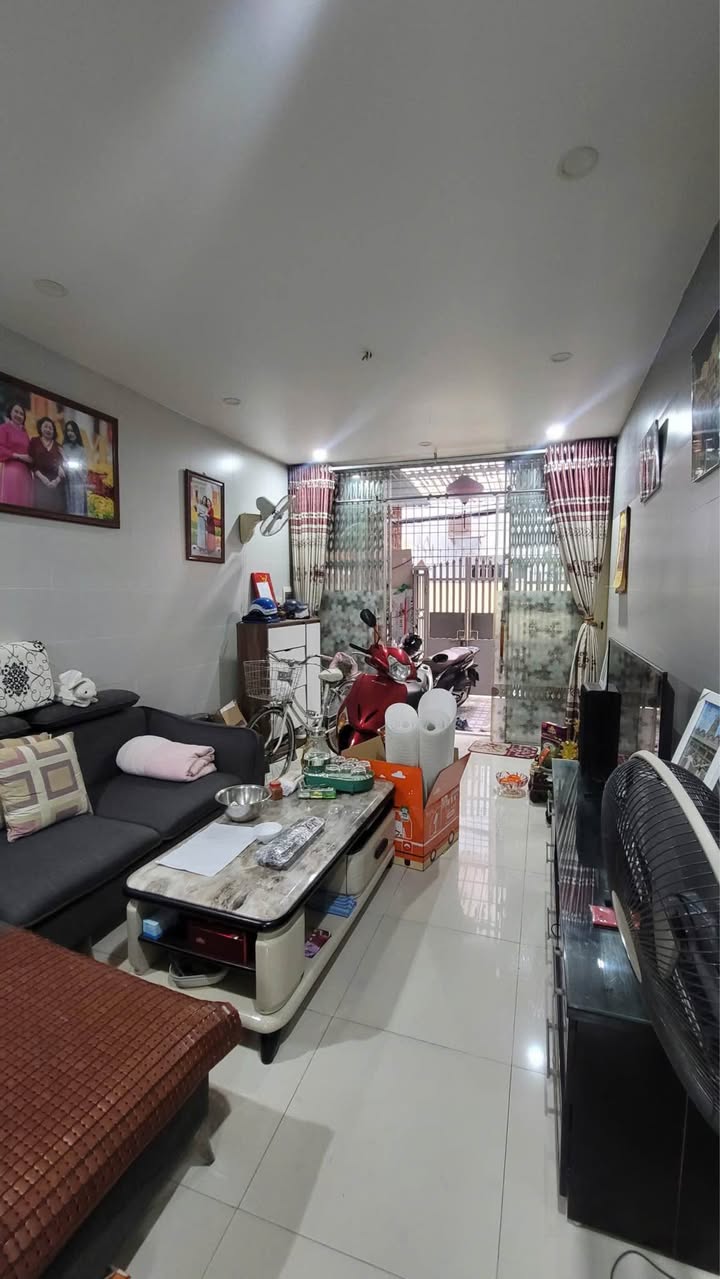 Nhà nguyên căn Chùa Hàng 50m² giá 7 triệu - Thích hợp cho gia đình