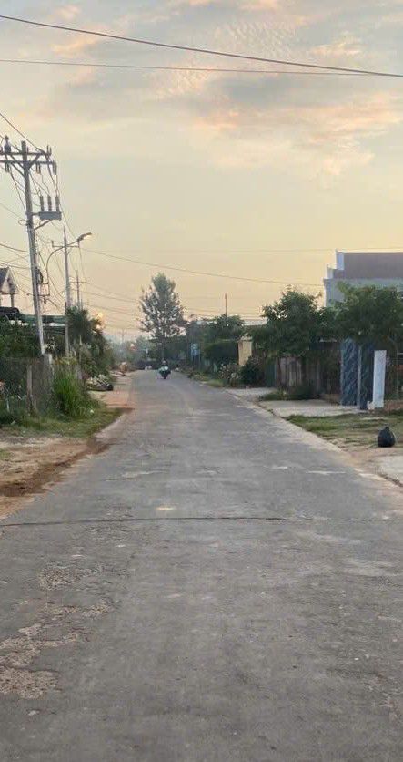 Nhà mặt đường nhựa Đinh Văn, Lâm Hà 500m² giá 3.8 tỷ - Nhà kiên cố, sân rộng đậu ô tô thoải mái!