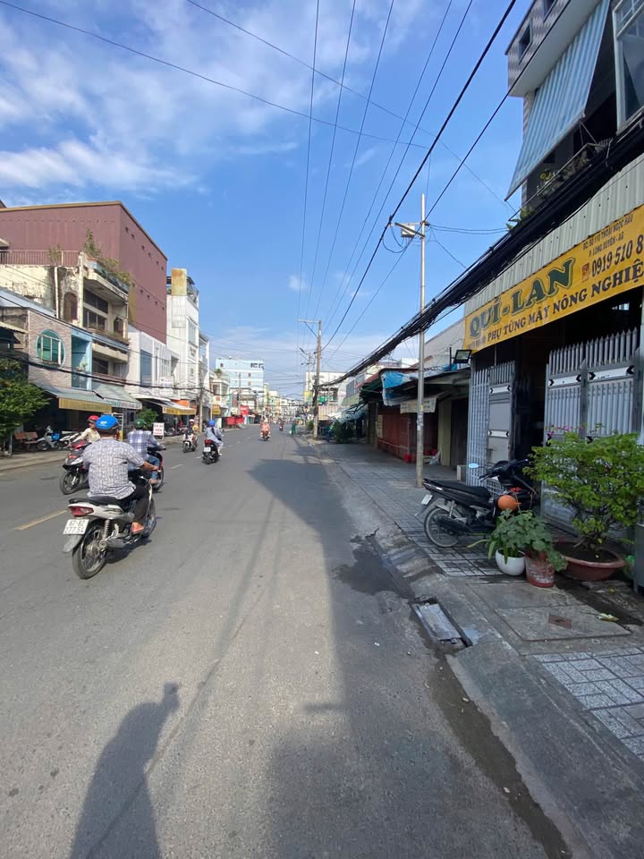 Nhà mặt tiền cho thuê tại Thoại Ngọc Hầu, Long Xuyên - Giá 9 triệu/tháng, vị trí đắc địa!