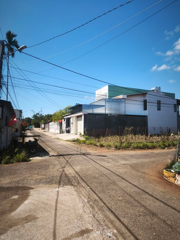 Đất nền lô góc đường Lạc Long Quân 300m² giá 2.5 tỷ - Cơ hội đầu tư hấp dẫn!