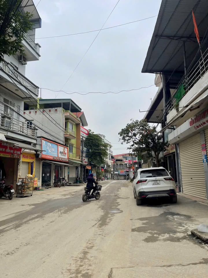 Nhà 3 tầng Hoà Lạc 107m² giá thỏa thuận - Kinh doanh thuận lợi!