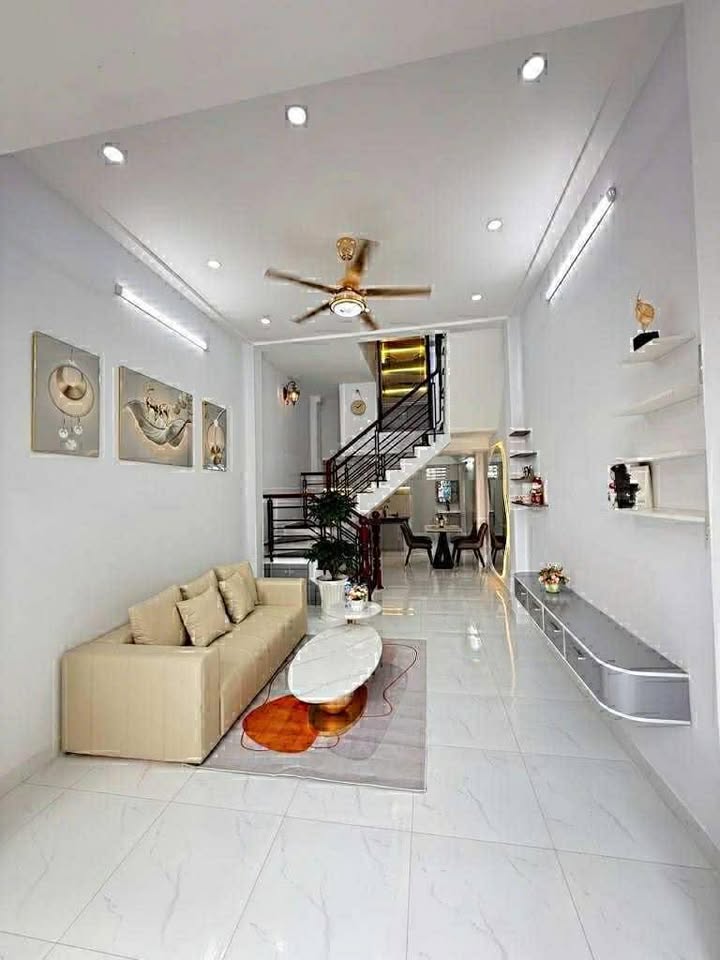 Nhà Tân Bình 42m² giá 4.9 tỷ - 2 mặt tiền, hẻm xe hơi, sẵn sàng vào ở!
