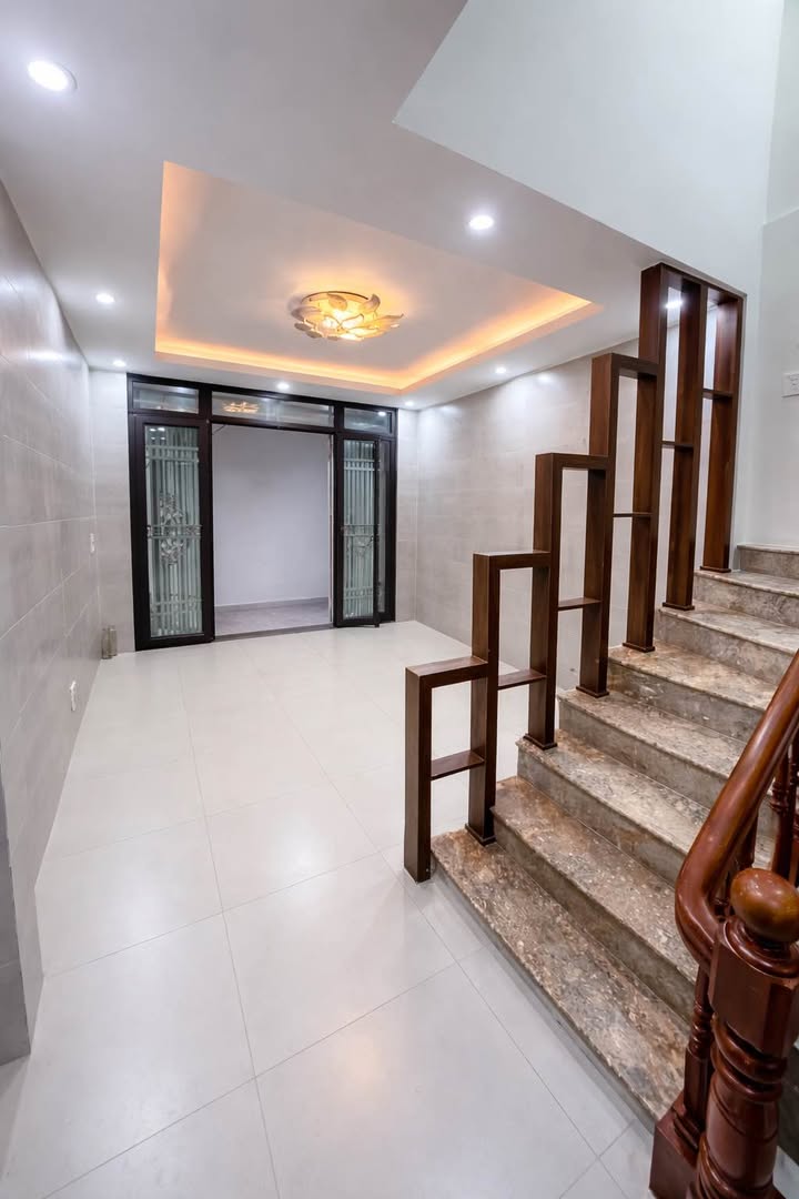 Nhà riêng Hoàng Quốc Việt 46m² giá 13 tỷ - Phân lô hiếm, ô tô đỗ cửa!