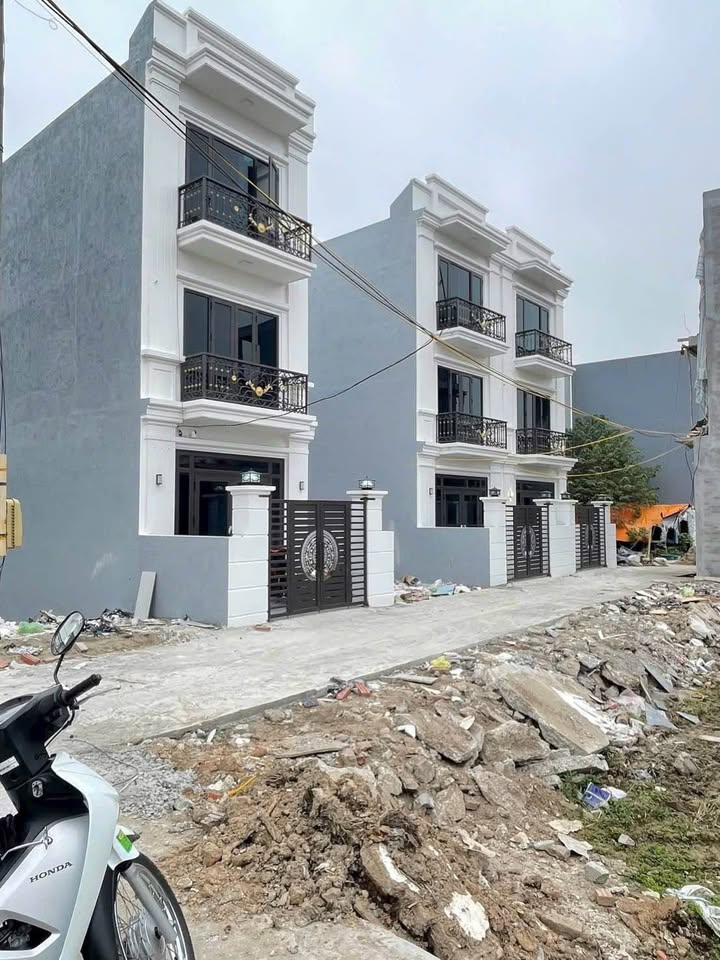 Nhà 3 tầng Phường Nam Sơn 60m² giá 3.1 tỷ - Sân cổng riêng, vị trí đẹp!