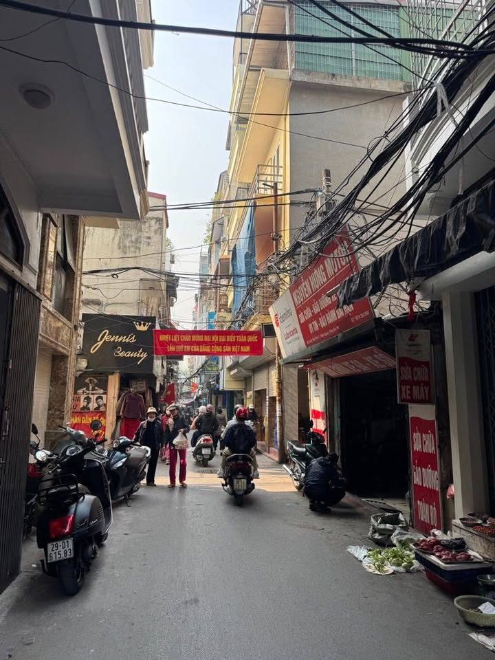 Nhà phố kinh doanh Đống Đa 56m² giá 12 tỷ - Vị trí đắc địa gần trường đại học!