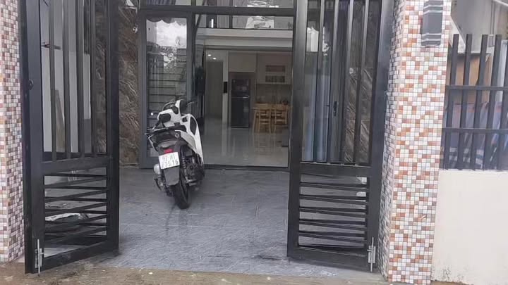 Nhà riêng Cầu Giấy 83m² giá 4 tỷ - Ô tô đỗ cửa, sát phố lớn!