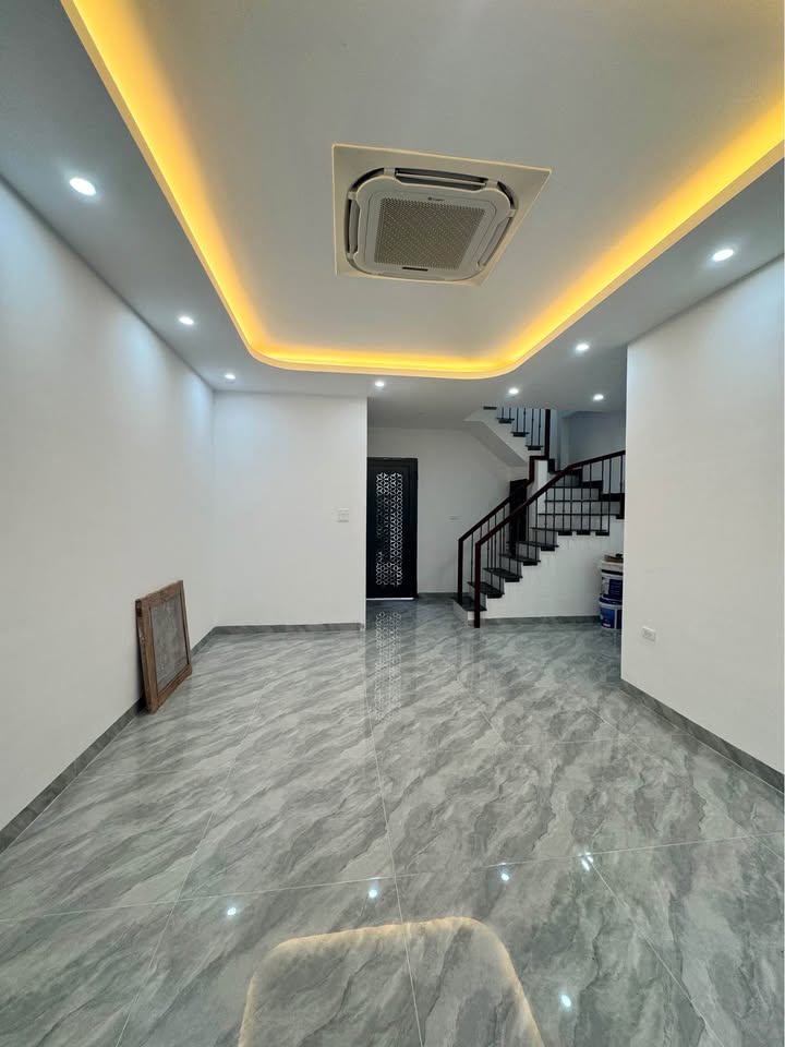 Nhà phố Hoàng Hoa Thám 38m² giá 10.5 tỷ - Thiết kế hiện đại, ô tô vào nhà!