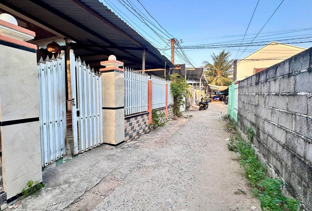 Nhà cấp 4 xã Vạn Hưng 300m² giá chỉ 1.25 tỷ - Gần biển, an ninh tốt!