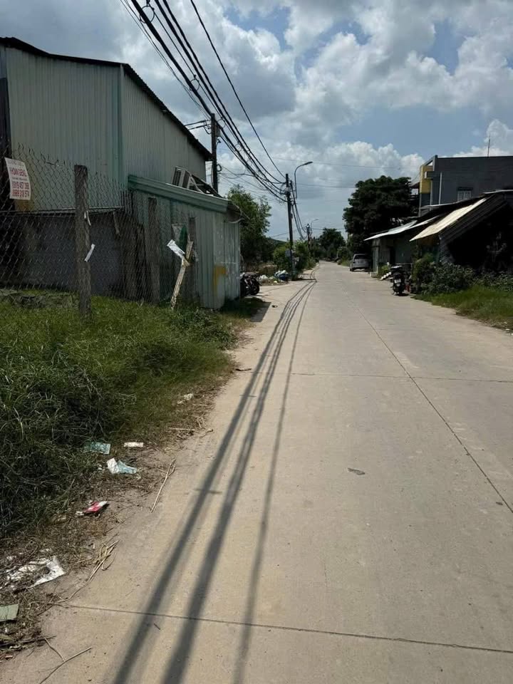 Đất Hóc Môn 250m² giá 4.8 tỷ - Sổ đỏ riêng, cho thuê xưởng 12 triệu/tháng!