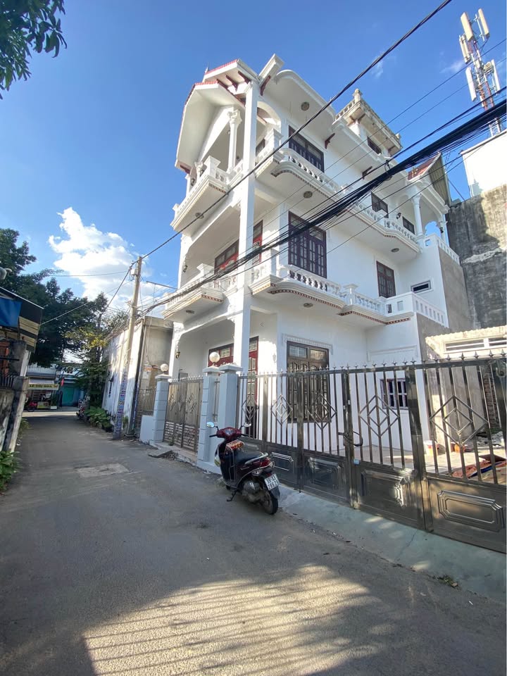 Nhà 3 tầng 83m² tại Huyện Dầu Tiếng - Giá 5.6 tỷ - Chính chủ bán gấp!