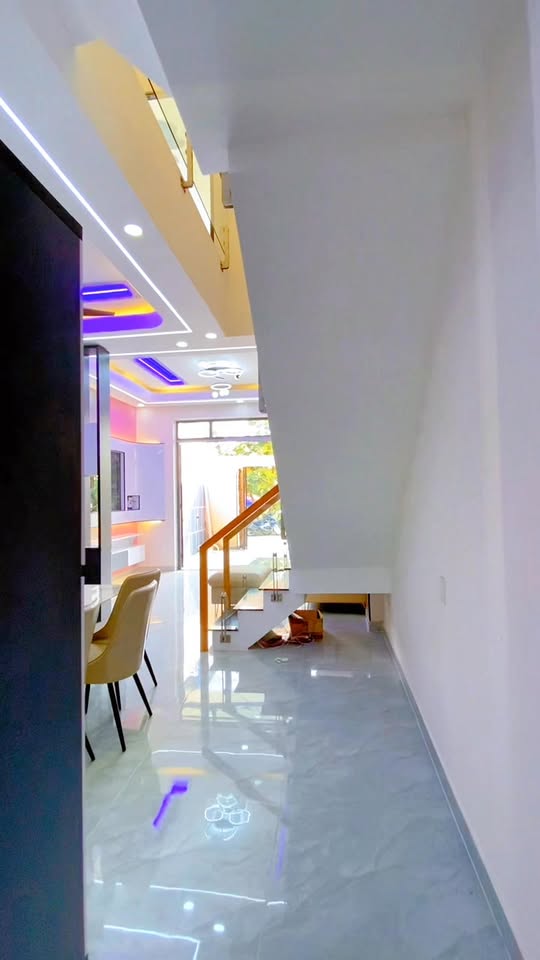 Nhà đẹp khu dân cư hiện hữu Bình Chánh 90m² - Sổ hồng đầy đủ, ô tô vào thoải mái!