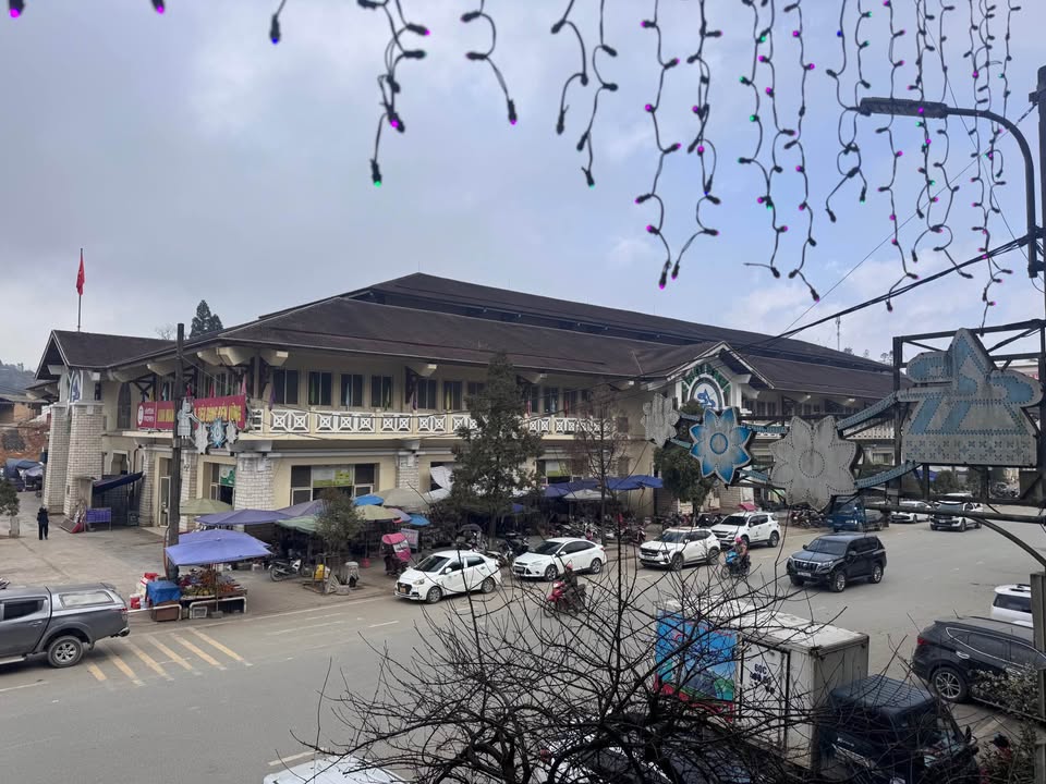 Bán nhà front house Phường Sa Pa 112m² giá 1x tỷ - Kinh doanh thuận lợi ngay cổng chợ!