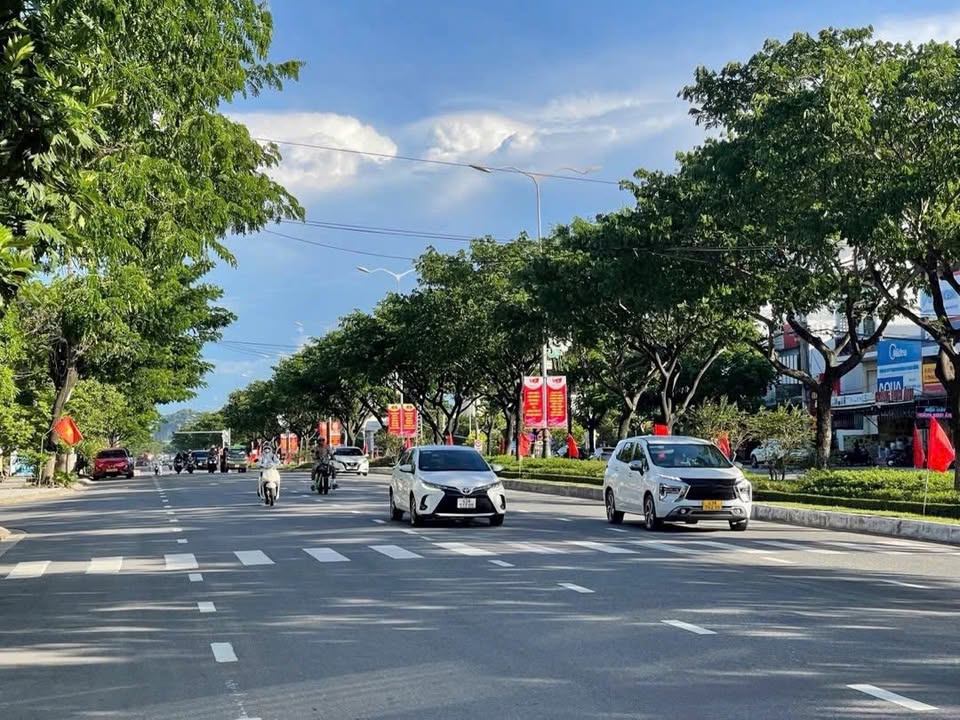 Nhà mặt tiền 4 tầng tại Đà Nẵng 126m² giá 15 tỷ - Kinh doanh đa dạng!