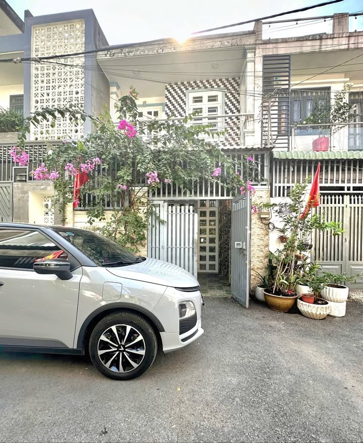 Nhà 2 tầng Phú Hữu 54m² giá 4.9 tỷ - Pháp lý hoàn công, tiềm năng tăng giá cao!